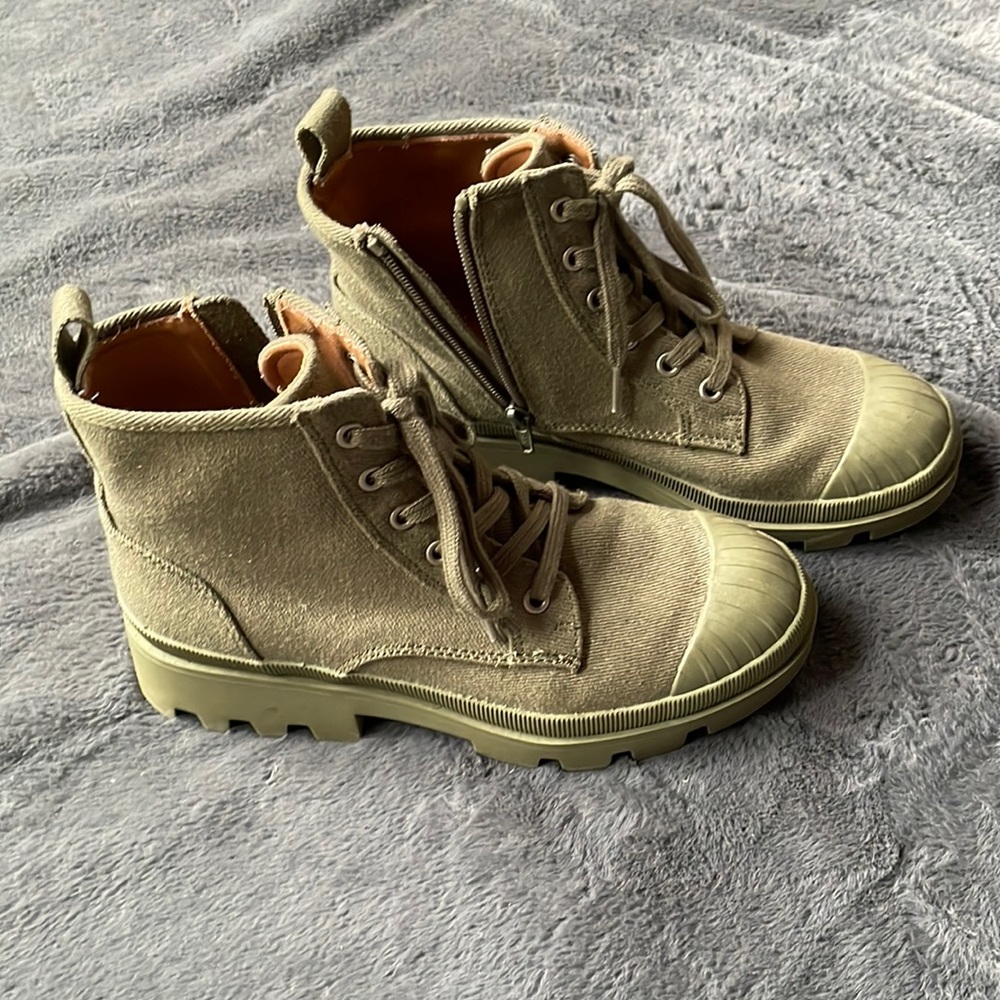 Gently used condition: Universal Threads boots. Size 7.5